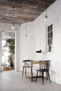 Une belle petite table en bois brut dans un restaurant de charme