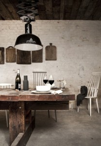 Ambiance style industriel avec lampe noire et table en bois brut