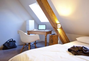 Une belle poutre apparente dans une chambre du Gastama