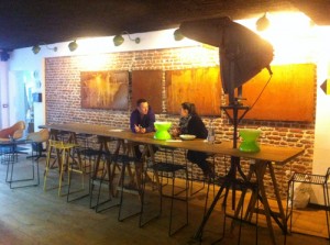 Ambiance industrielle au Gastama avec cette grande table en bois brut