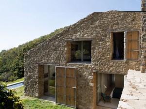 Vue extérieur de la grange rénovée.