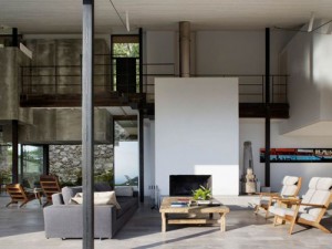 Salon à la décoration épurée pour cette belle grange rénovée.